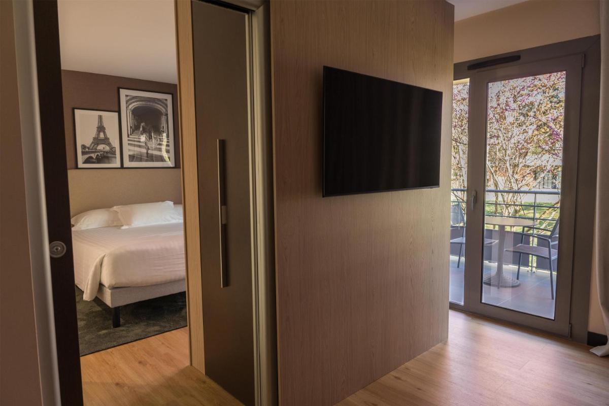 Télévision ou salle de divertissement dans l'établissement Le Relais de La Malmaison, a member of Radisson Individuals