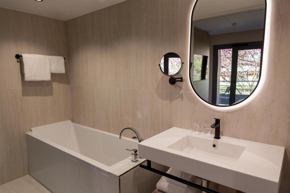 Salle de bains dans l'établissement Le Relais de La Malmaison, a member of Radisson Individuals