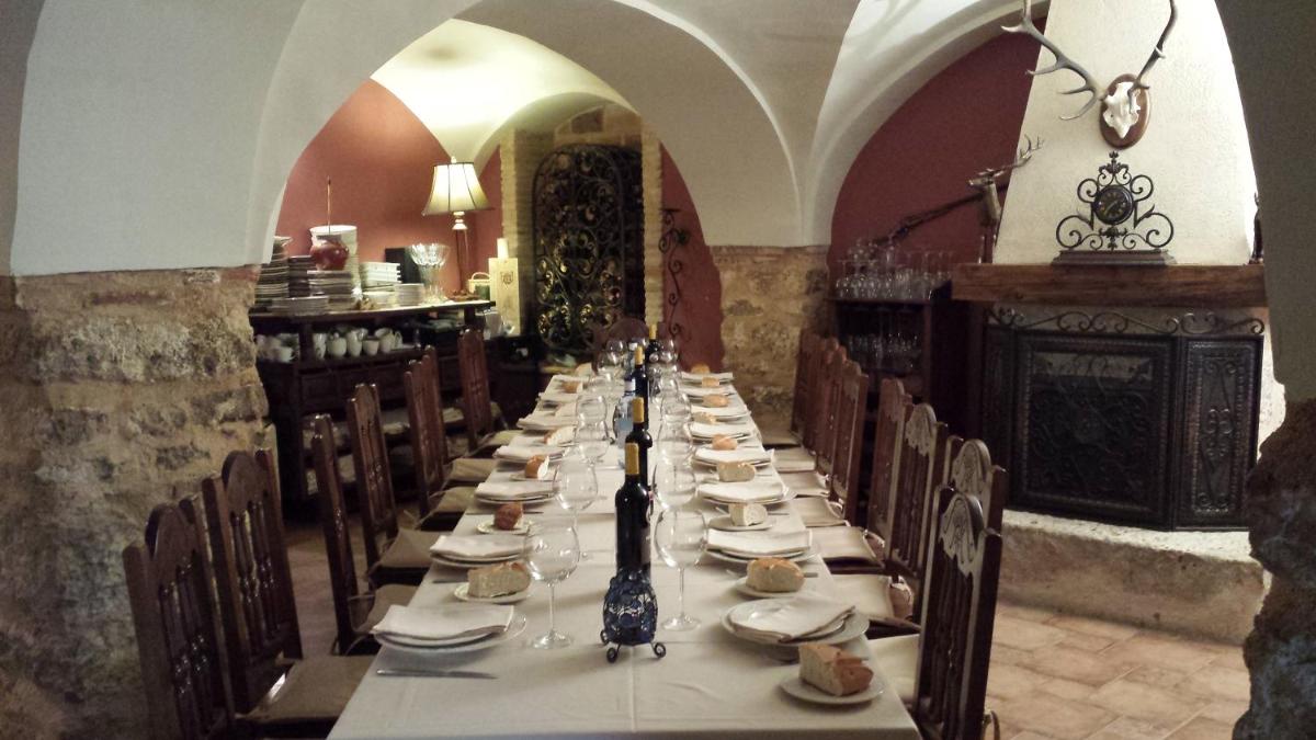 una mesa larga en una habitación con sillas y una mesa sidx sidx sidx sidx en La Posada Del Canal, en Villanueva de San Mancio