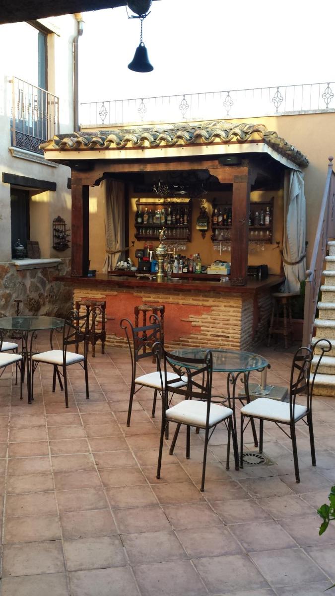 Un restaurante o sitio para comer en La Posada Del Canal
