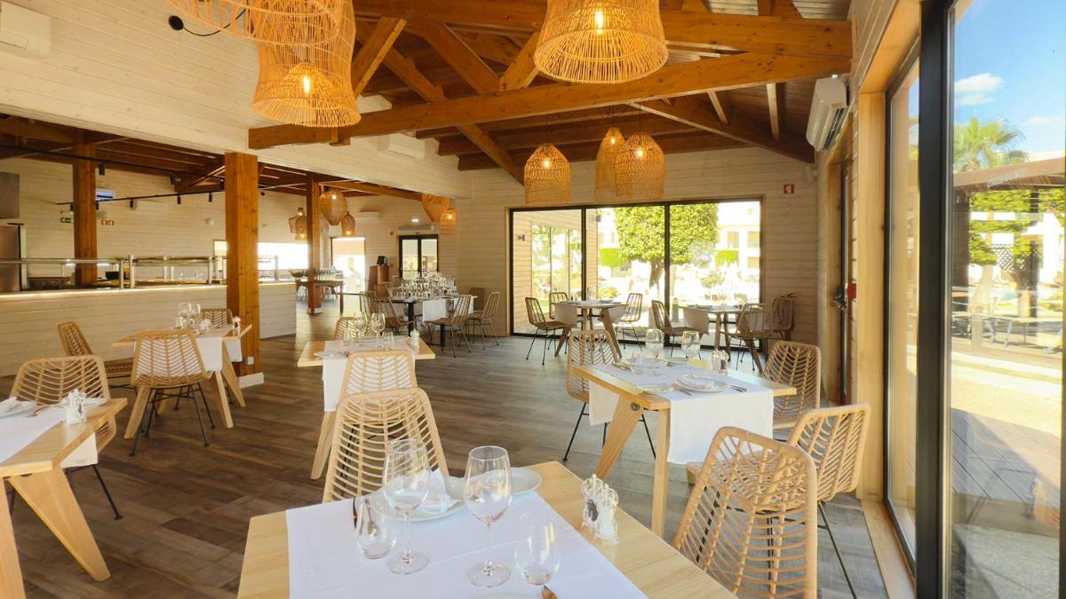 Um restaurante ou outro lugar para comer em AP Adriana Beach Resort