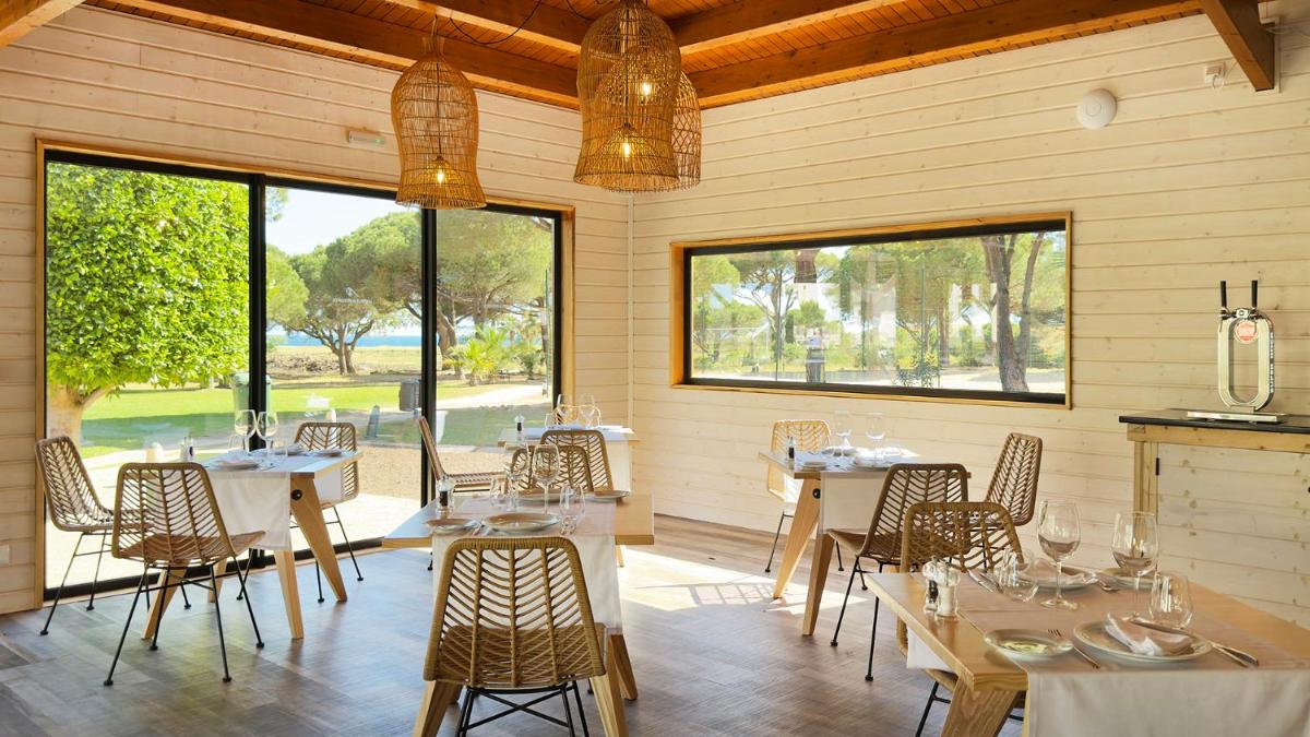 Um restaurante ou outro lugar para comer em AP Adriana Beach Resort