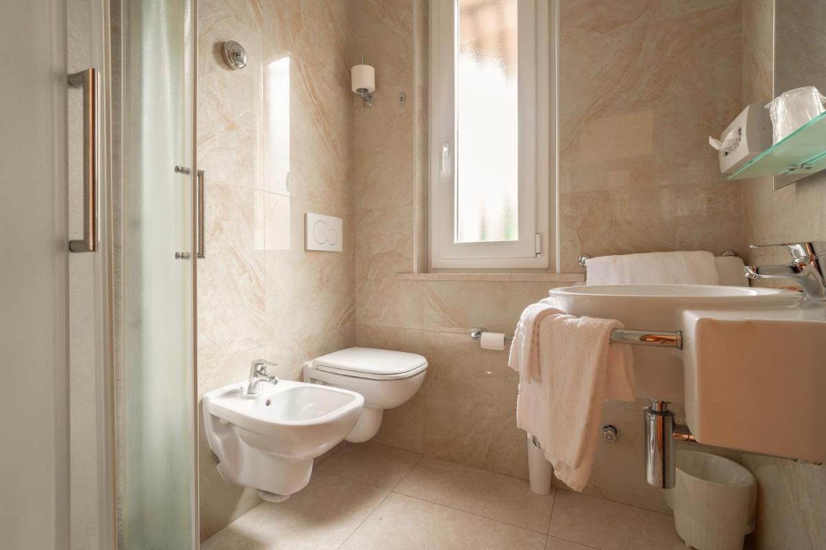 Hotel Tirreno - Housity