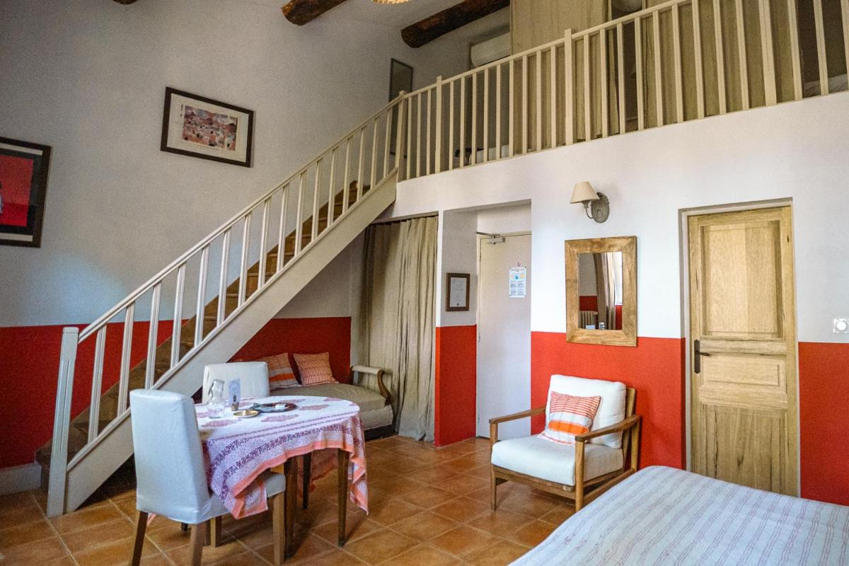 Un ou plusieurs lits dans un hébergement de l'établissement HOTEL et APPARTEMENTS DOMAINE DES CLOS - Teritoria