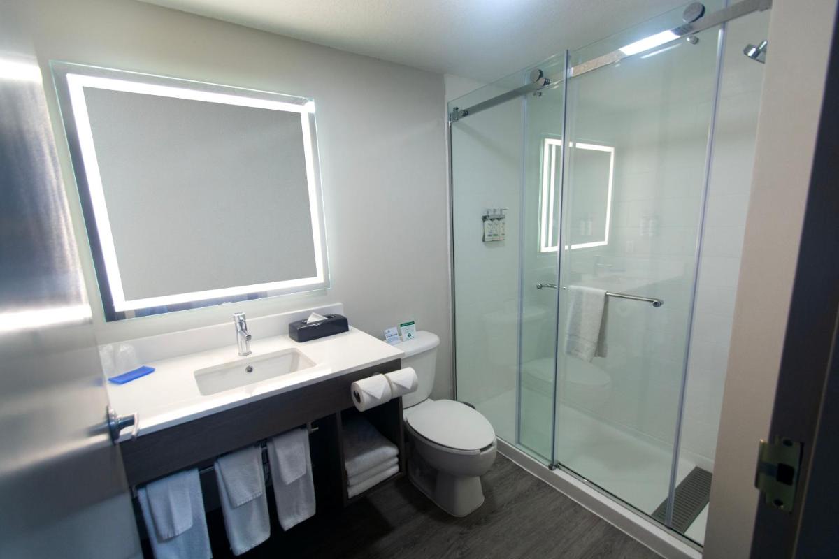 Holiday Inn Express & Suites Cocoa by IHG - Housity