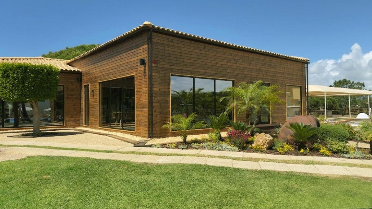 Um jardim no exterior de AP Adriana Beach Resort
