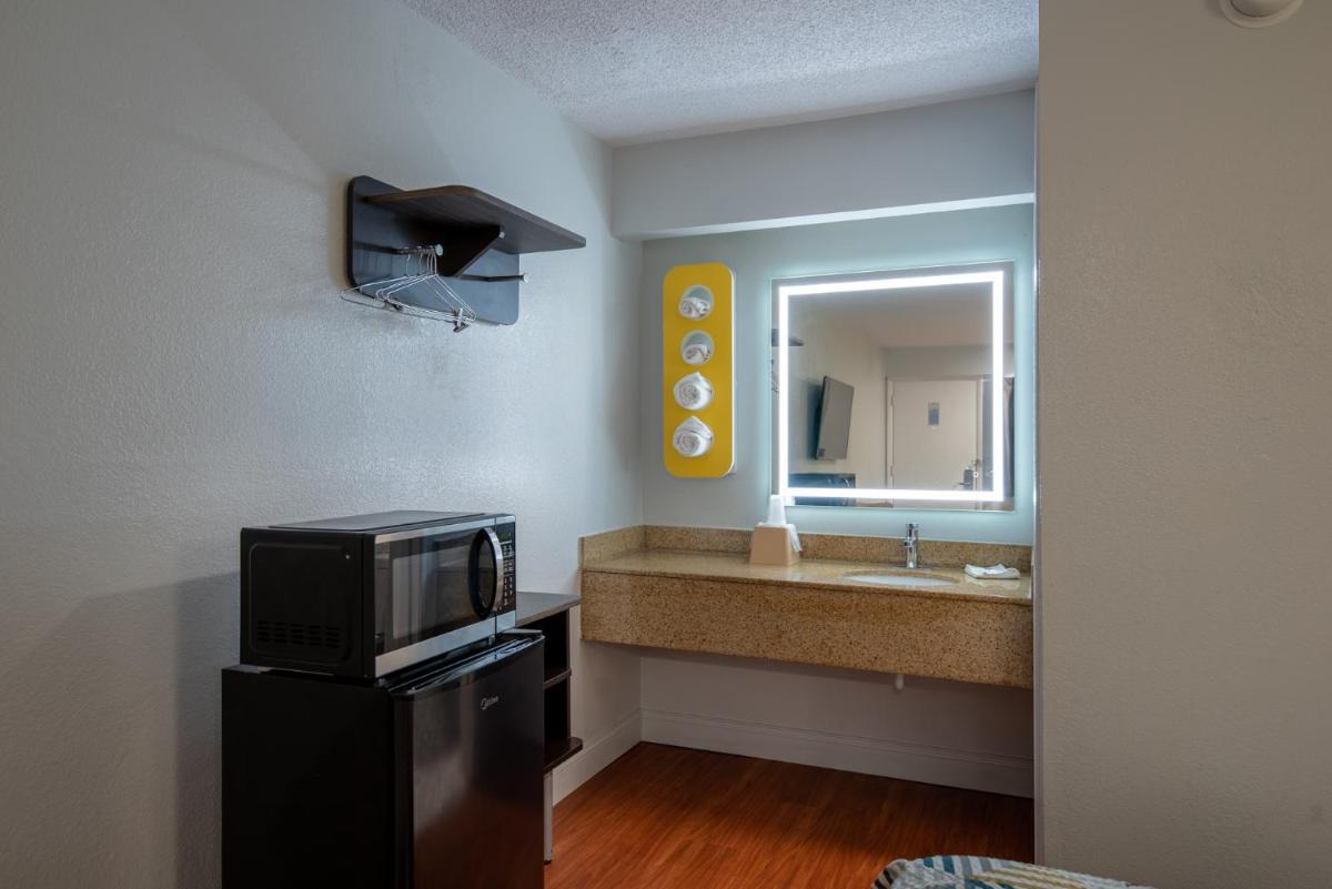 Motel 6-Richmond, VA - Midlothian Turnpike - Housity