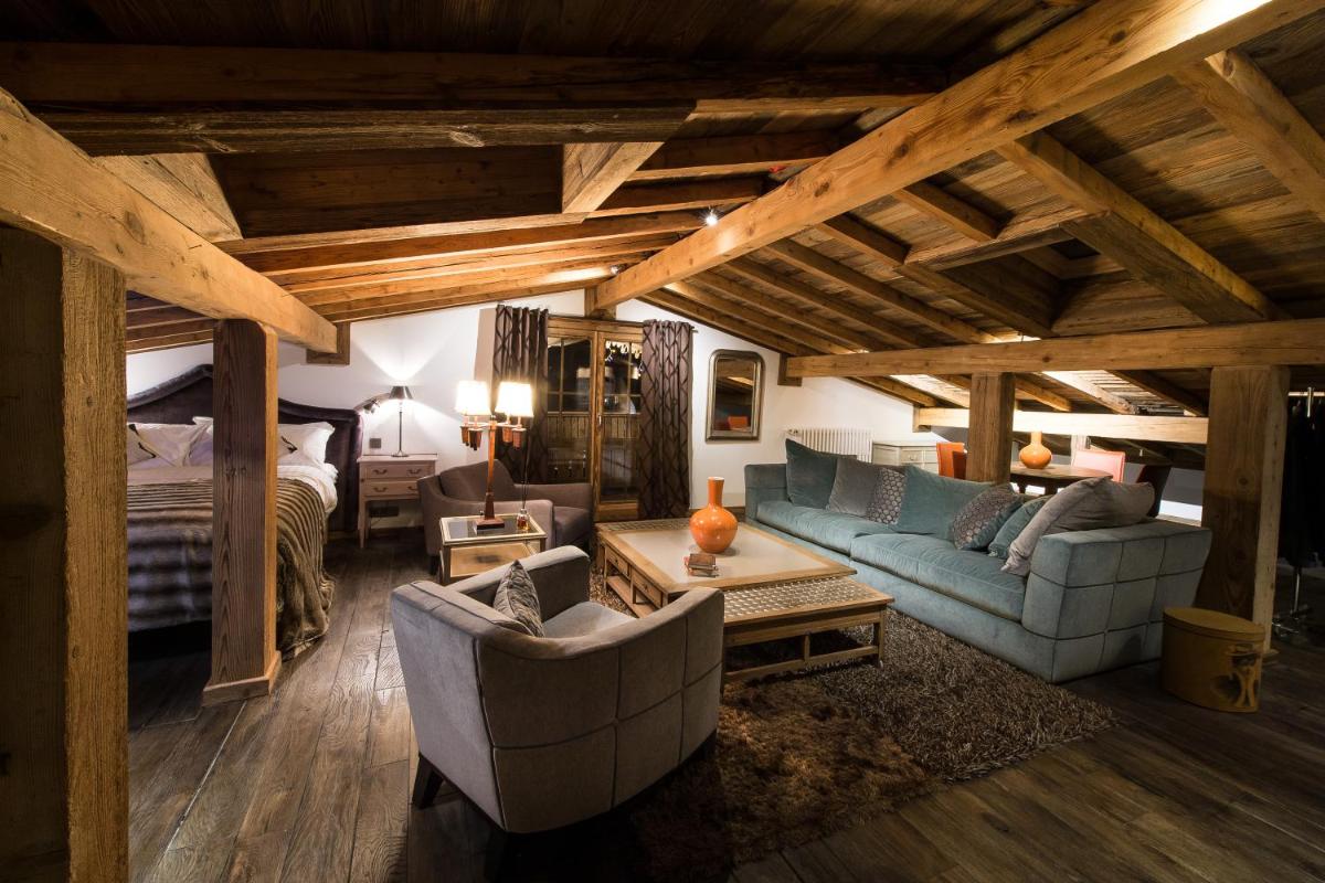 - un salon avec deux canapés et un lit dans l'établissement Le Chalet Blanc, à Megève - un salon avec deux canapés et un lit dans l'établissement Le Chalet Blanc, à Megève