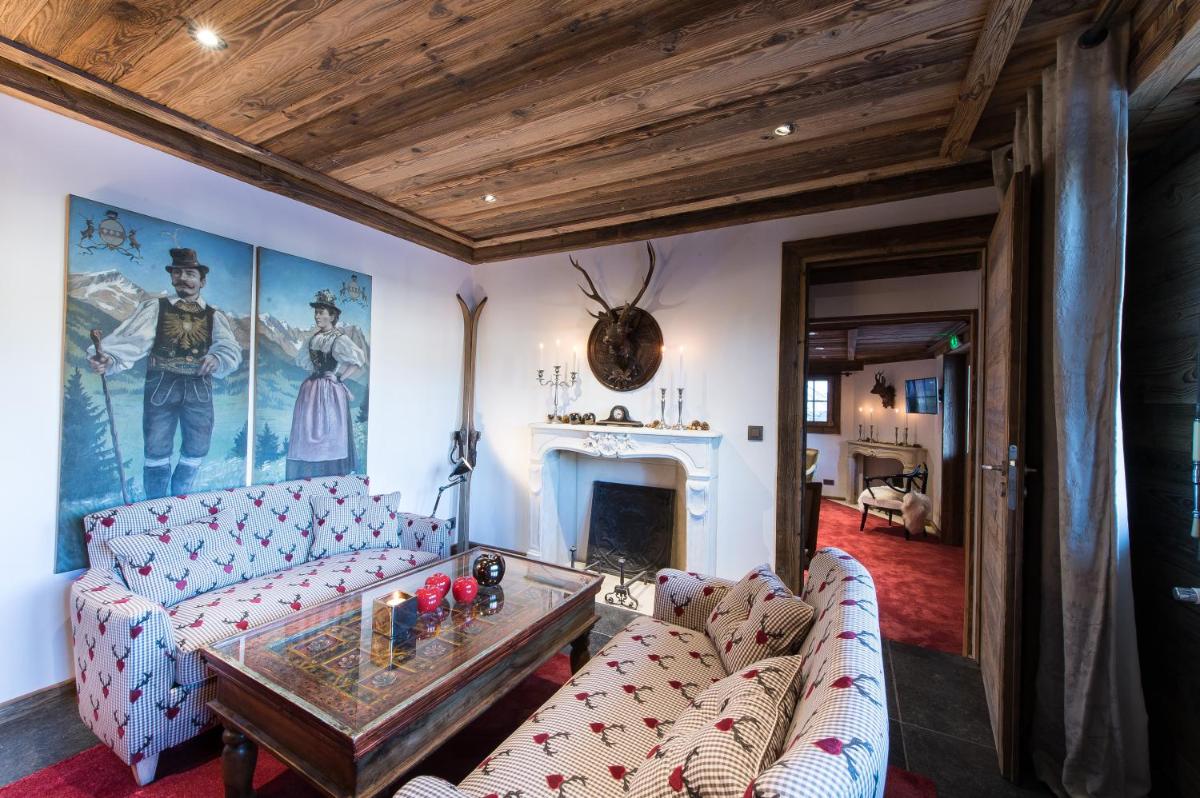 un salon avec un canapé et une table dans l'établissement Le Chalet Blanc, à Megève