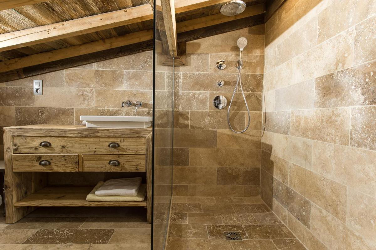 une salle de bain avec douche et lavabo dans l'établissement Le Chalet Blanc, à Megève 37 autres photos