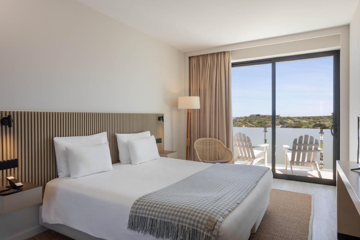 Uma cama ou camas num quarto em Memmo Baleeira - Design Hotels