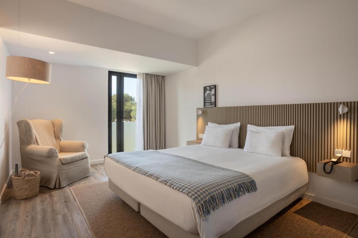 Uma cama ou camas num quarto em Memmo Baleeira - Design Hotels