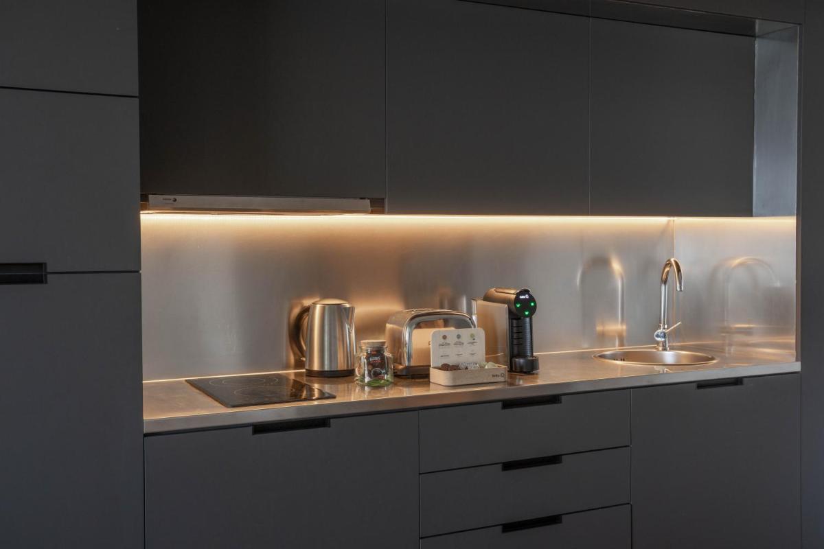 A cozinha ou kitchenette de Memmo Baleeira - Design Hotels