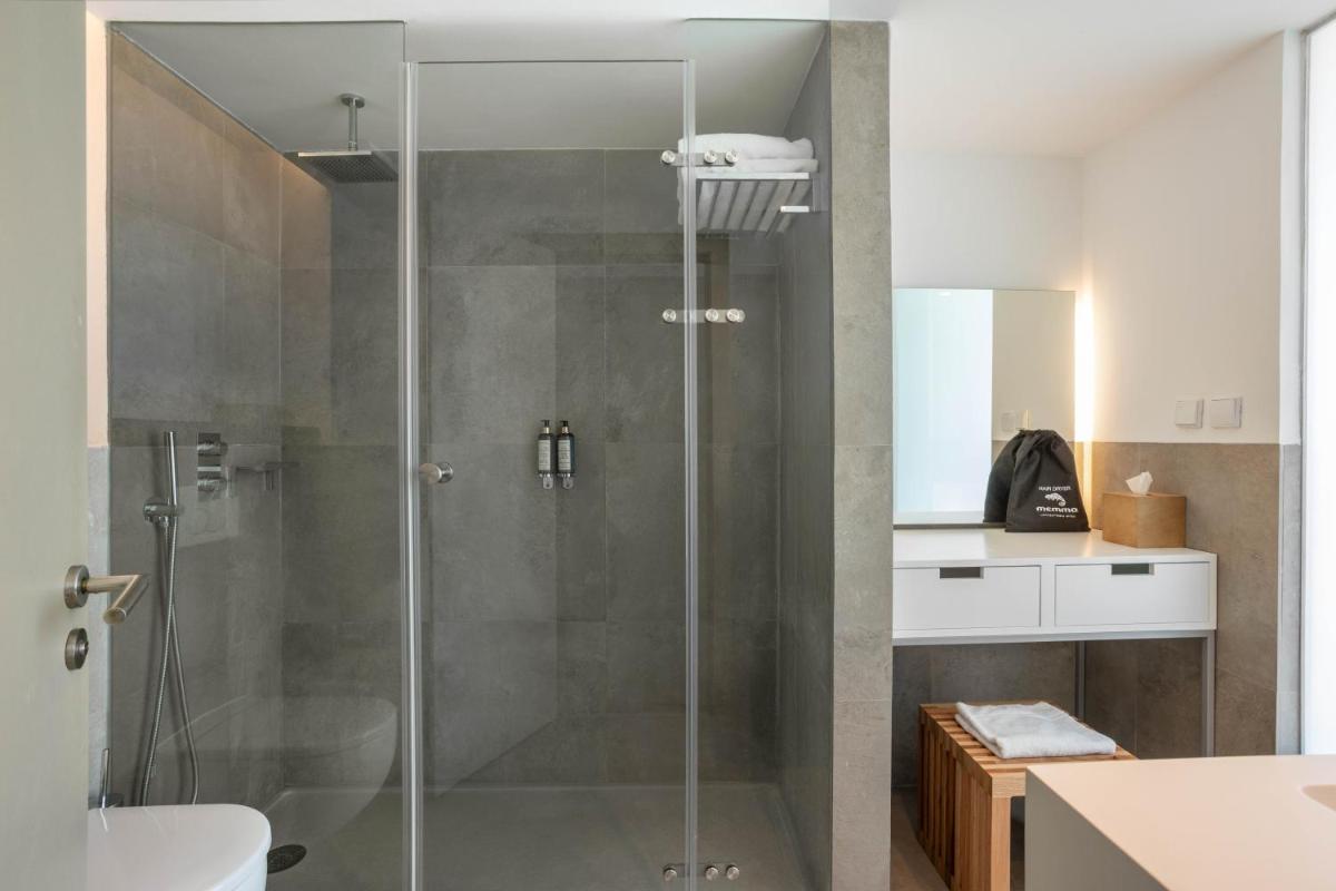 Uma casa de banho em Memmo Baleeira - Design Hotels