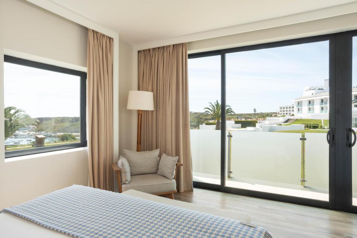 Uma cama ou camas num quarto em Memmo Baleeira - Design Hotels