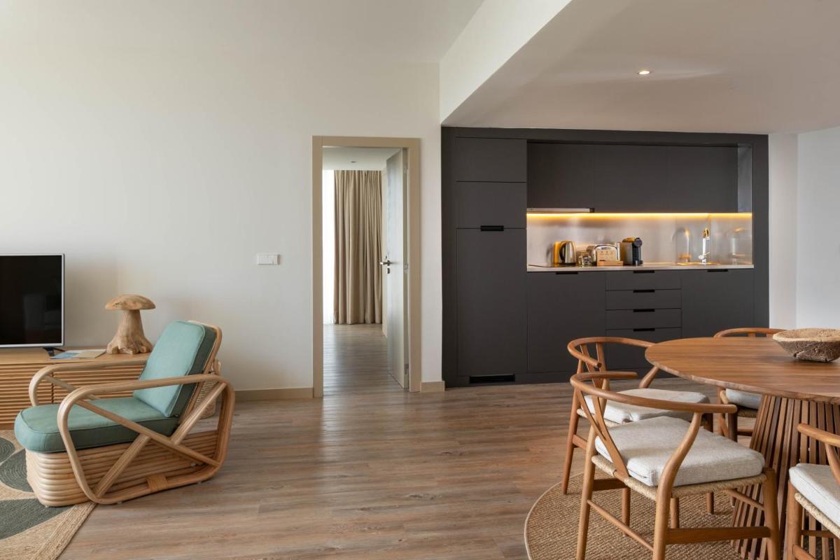 Uma televisão e/ou sistema de entretenimento em Memmo Baleeira - Design Hotels