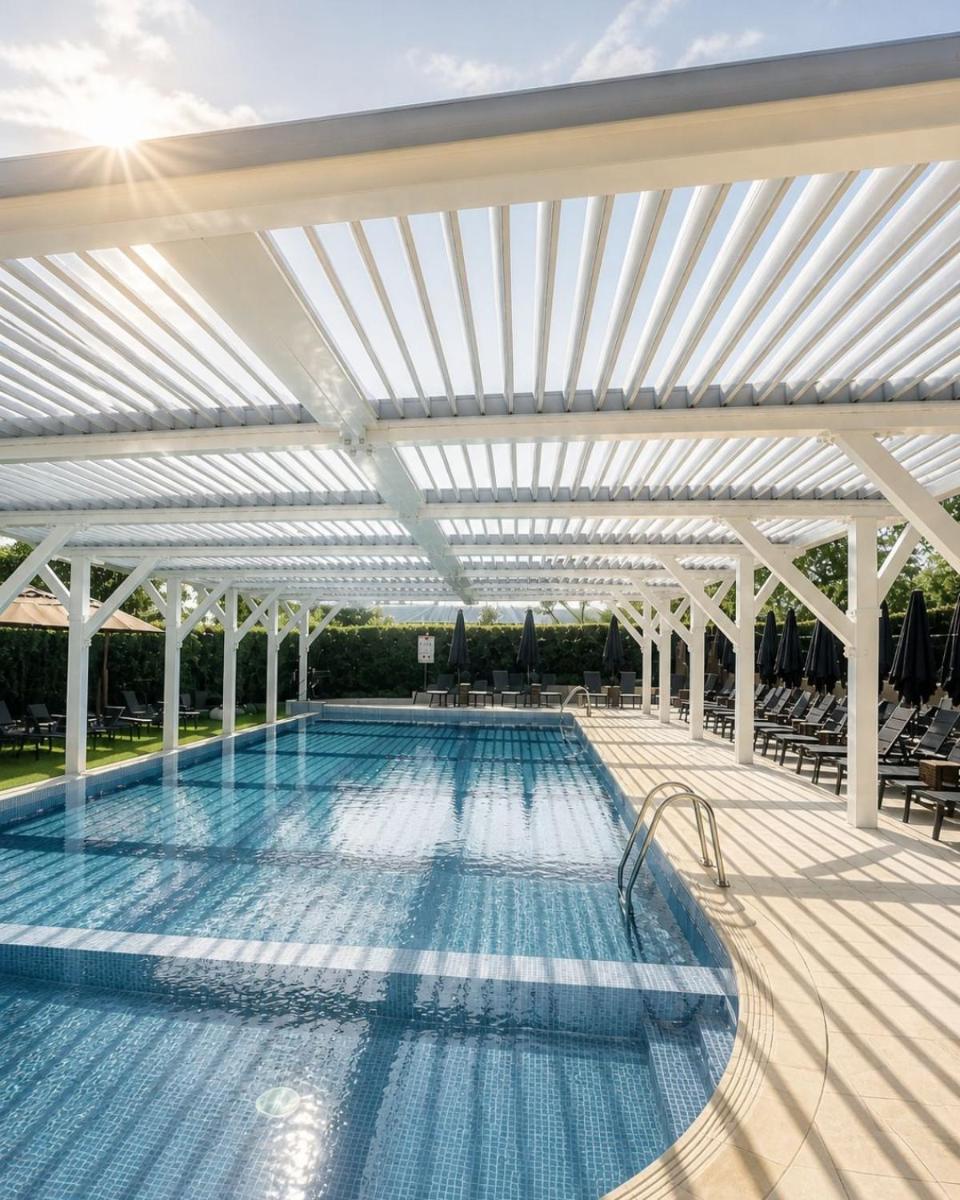 Piscine de l'établissement Renaissance Paris Hippodrome de St. Cloud Hotel ou située à proximité