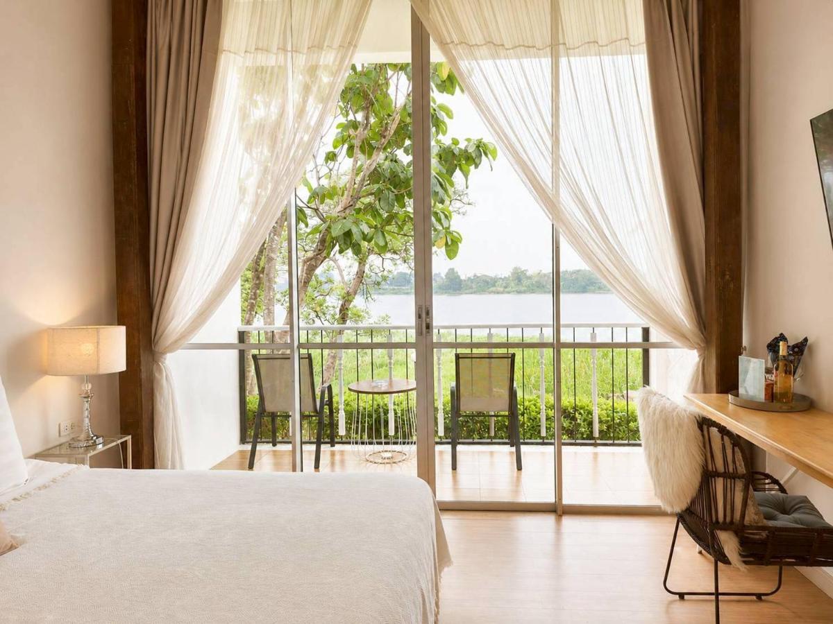 White Wall Riverfront Hotel - Housity