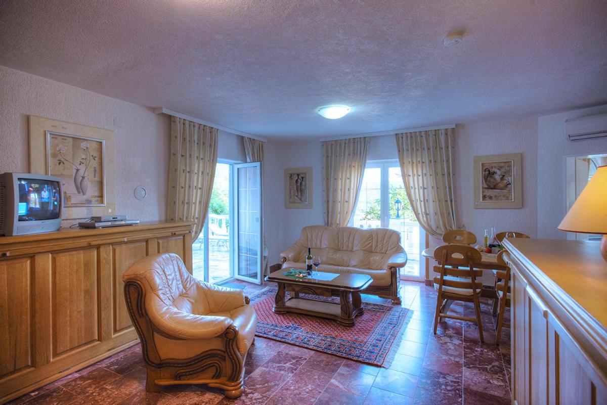 Villa Buric Fw 1 mit Garten & gedeckte Terrasse - Housity