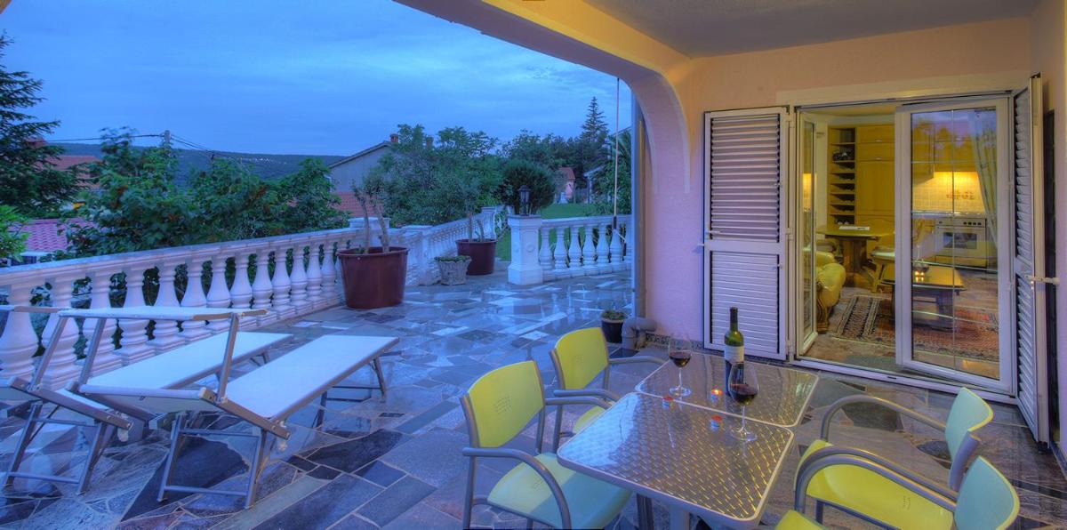 Villa Buric Fw 1 mit Garten & gedeckte Terrasse - Housity