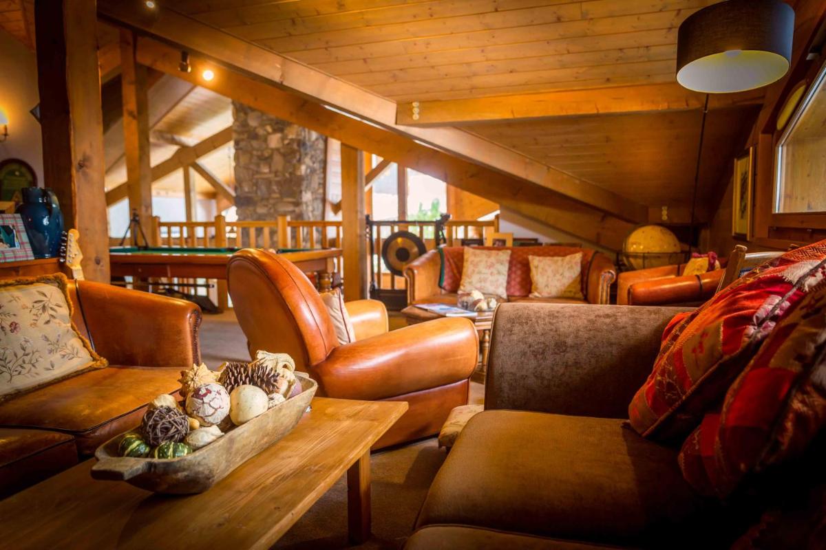 Coin salon dans l'établissement Hôtel et Chalet Au Coin Du Feu Chilly Powder