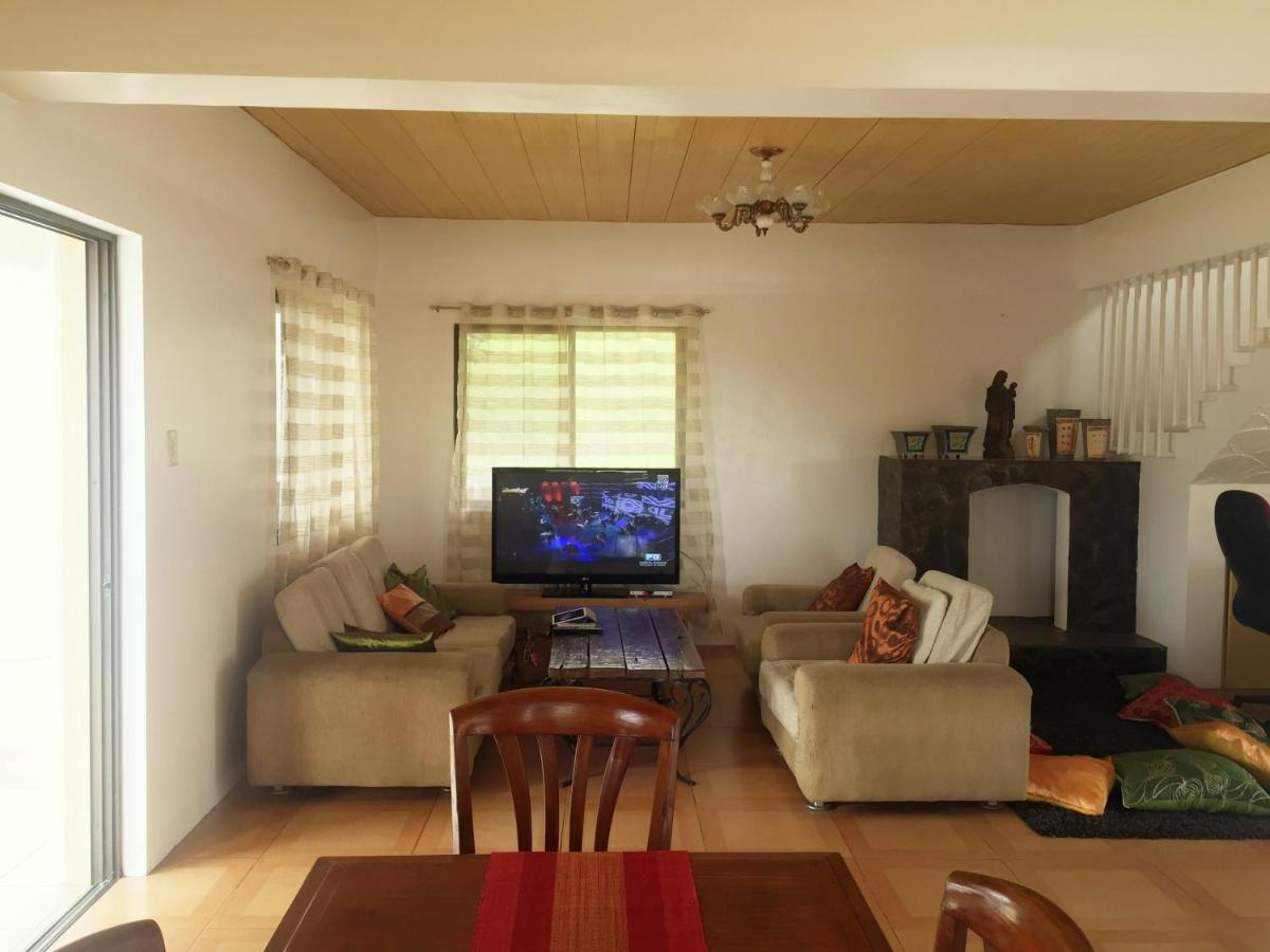 TAGAYTAY 2 br staycation w/ 1 king, 2 queen & 50" HDtv - Housity