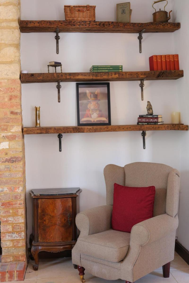 Charming Two Bedroom Cottage in Chipping Norton - Housity