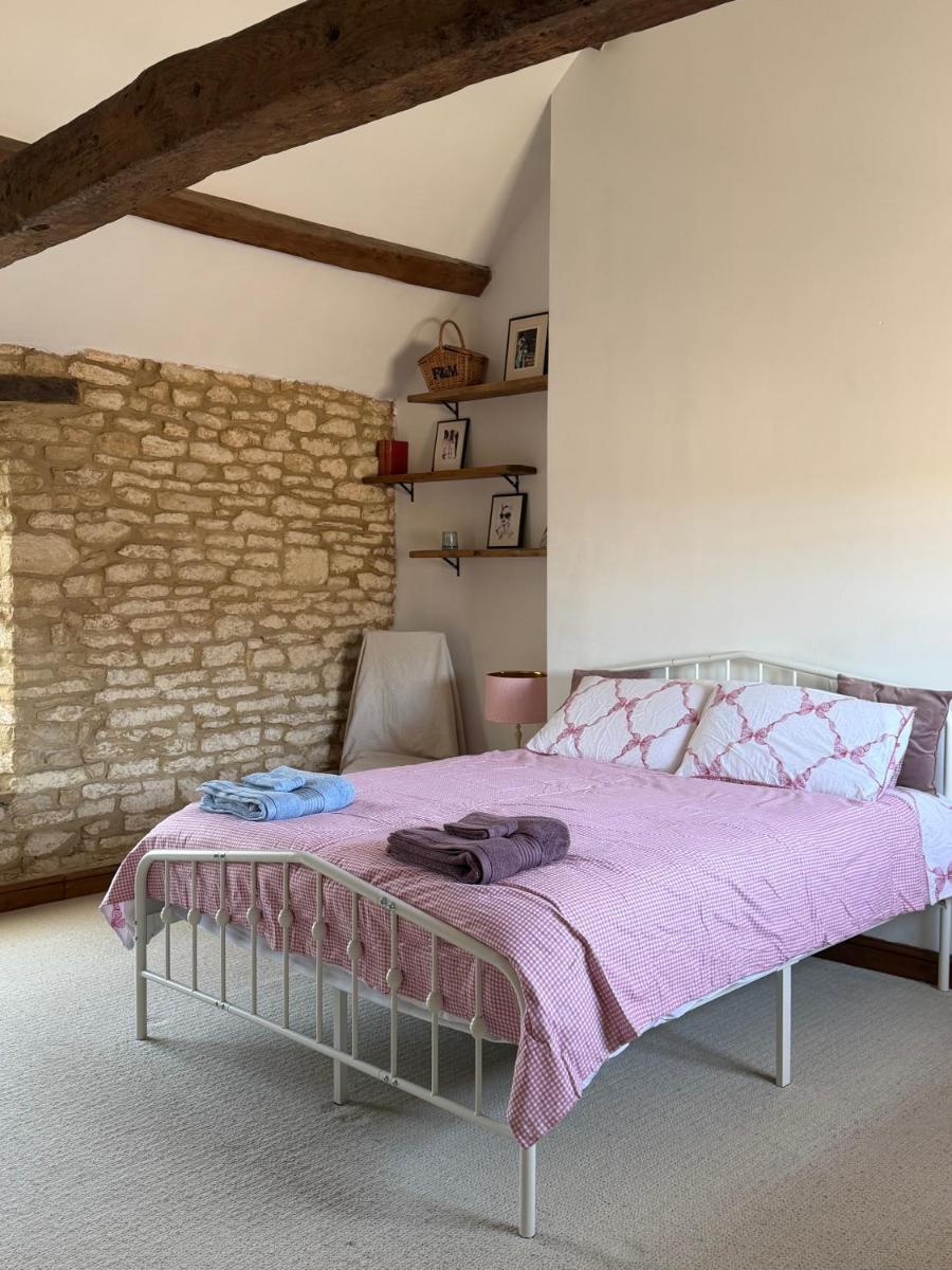 Charming Two Bedroom Cottage in Chipping Norton - Housity