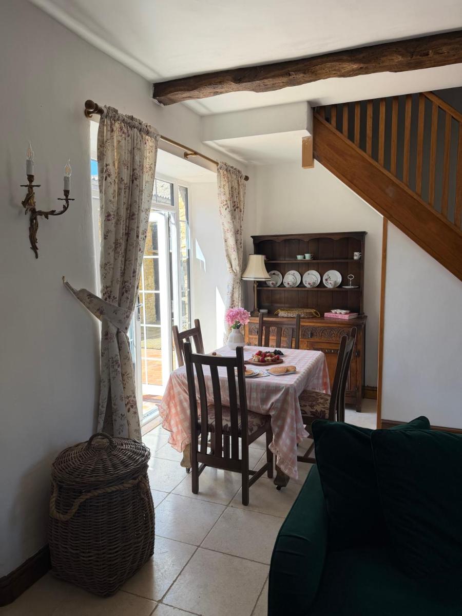 Charming Two Bedroom Cottage in Chipping Norton - Housity
