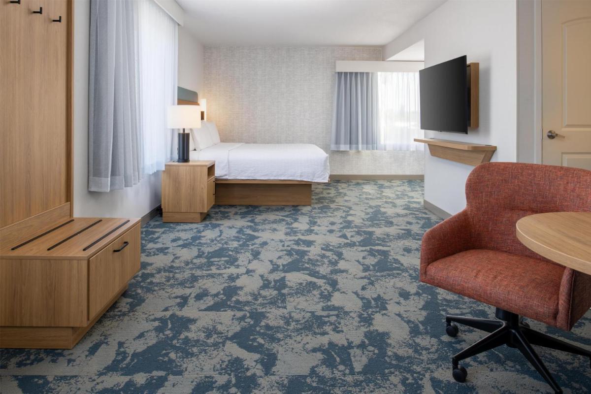 Hampton Inn & Suites Redding - Housity
