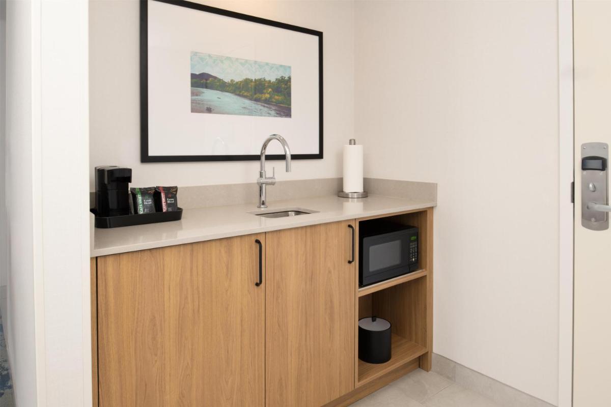 Hampton Inn & Suites Redding - Housity