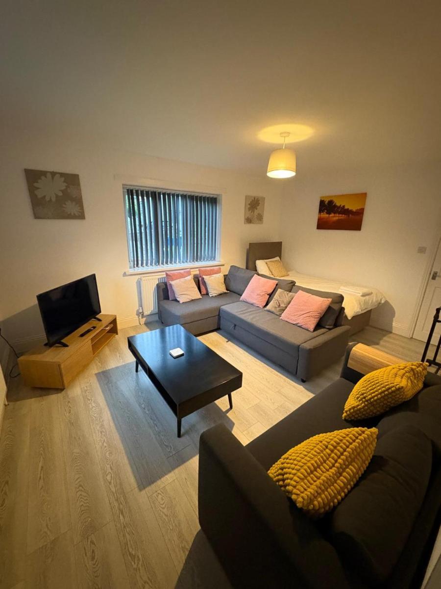 Spacious 4-Bedroom House in Skipton Sleeps 10 with Additional Lounge Sleeping - Housity