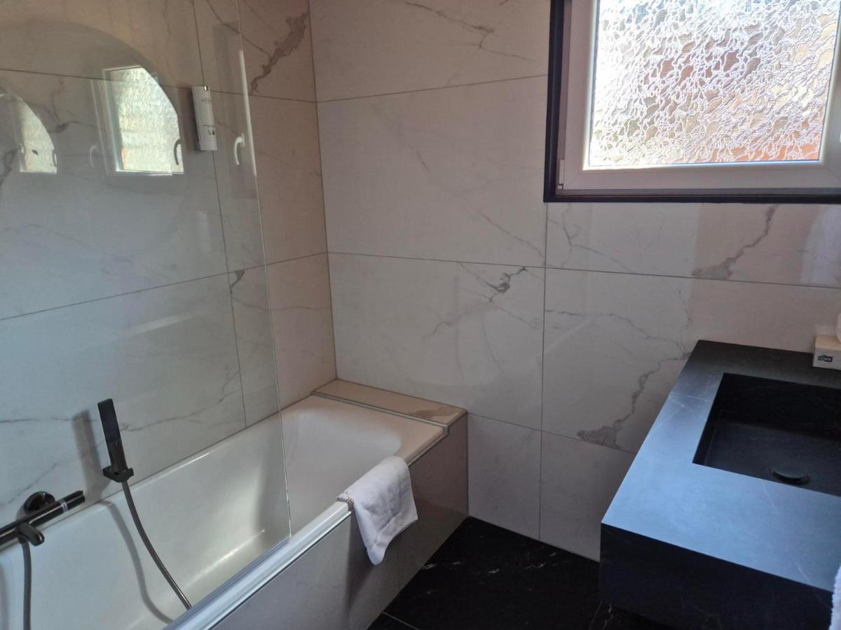 Salle de bains dans l'établissement Hôtel Le Labrador 1971