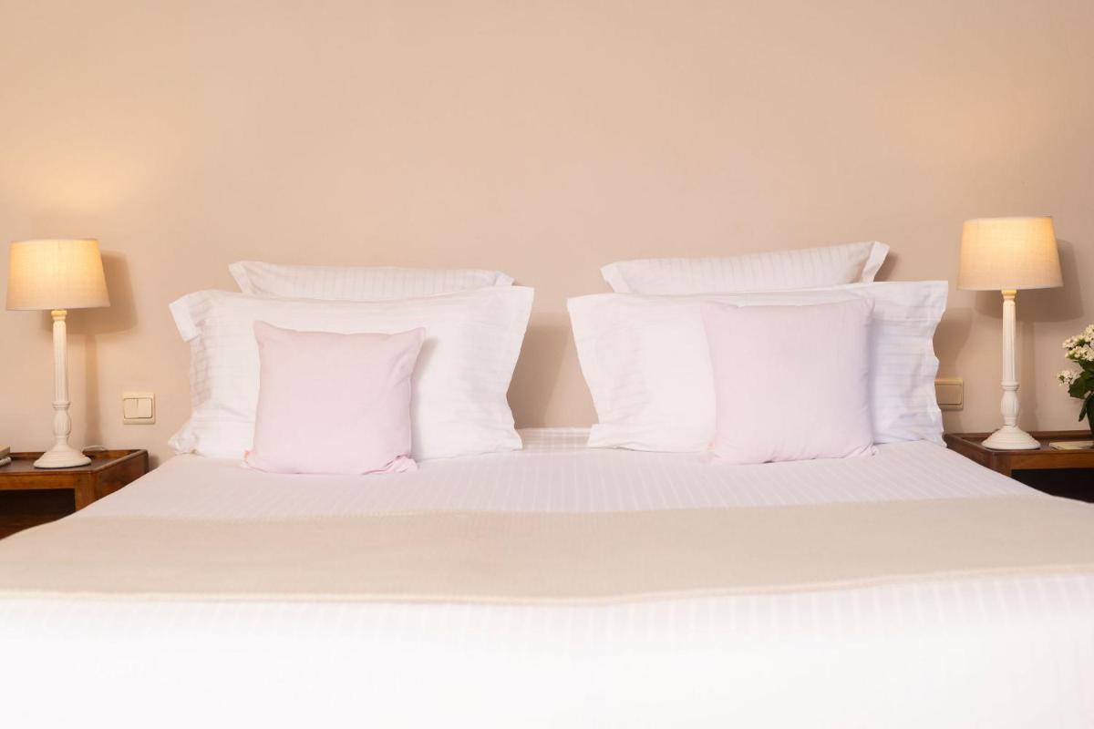 Un ou plusieurs lits dans un hébergement de l'établissement Hôtel - Restaurant & Spa La Magdeleine - Mathias Dandine