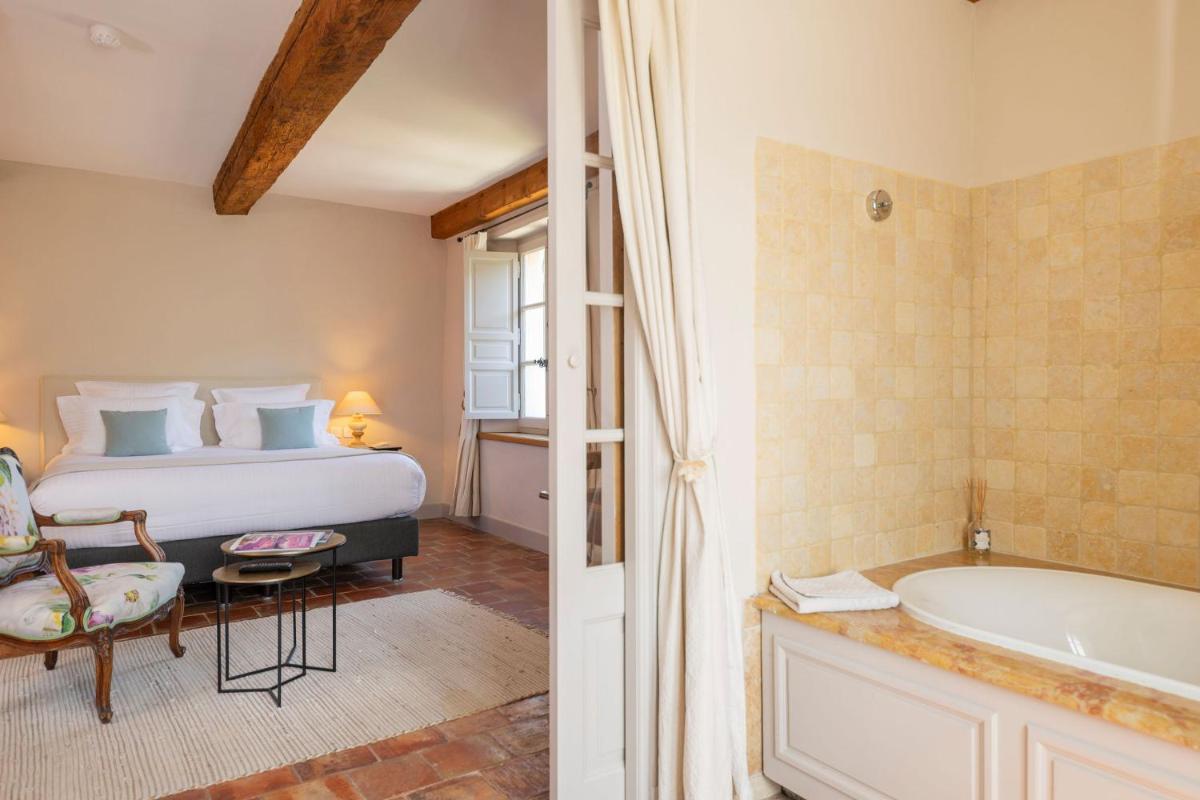 Un ou plusieurs lits dans un hébergement de l'établissement Hôtel - Restaurant & Spa La Magdeleine - Mathias Dandine