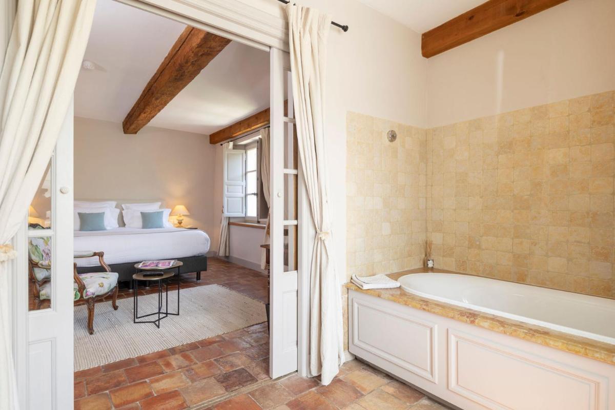 Un ou plusieurs lits dans un hébergement de l'établissement Hôtel - Restaurant & Spa La Magdeleine - Mathias Dandine