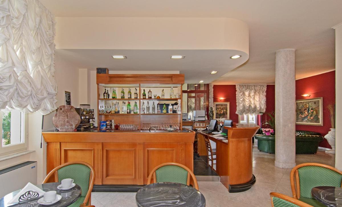 Hotel Regina - Housity