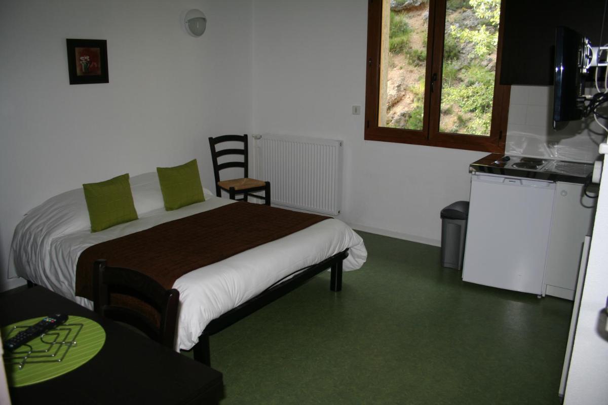 une chambre avec un lit et une cuisine avec une fenêtre dans l'établissement Adrechas Mercantour, à La Colmiane