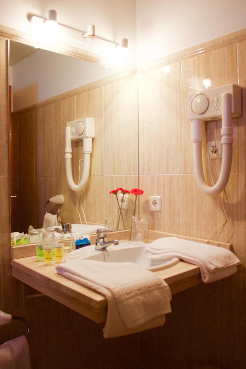 Hotel Mairena - Housity