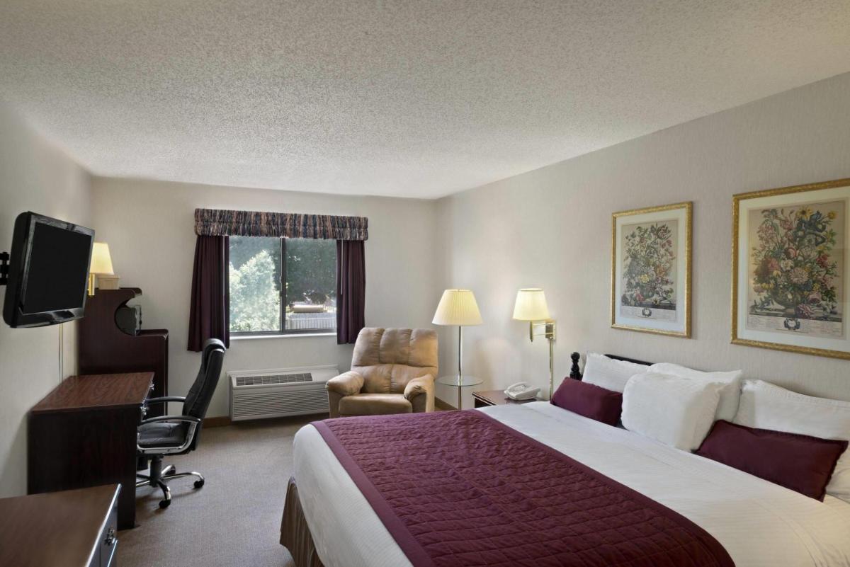 Baymont by Wyndham Whitewater - Housity