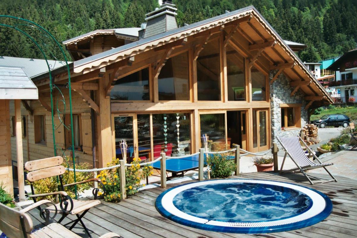 Piscine de l'établissement Hôtel et Chalet Au Coin Du Feu Chilly Powder ou située à proximité