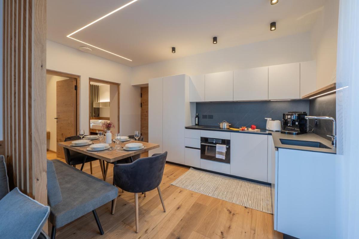 Sofia Apartments - Deluxe Mountain View - Housity