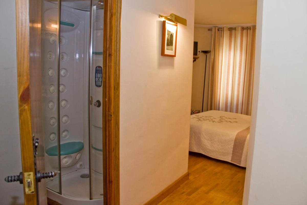 Hostal Las Coronas - Housity