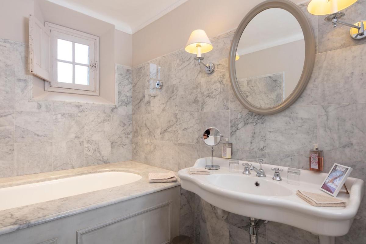 Salle de bains dans l'établissement Hôtel - Restaurant & Spa La Magdeleine - Mathias Dandine