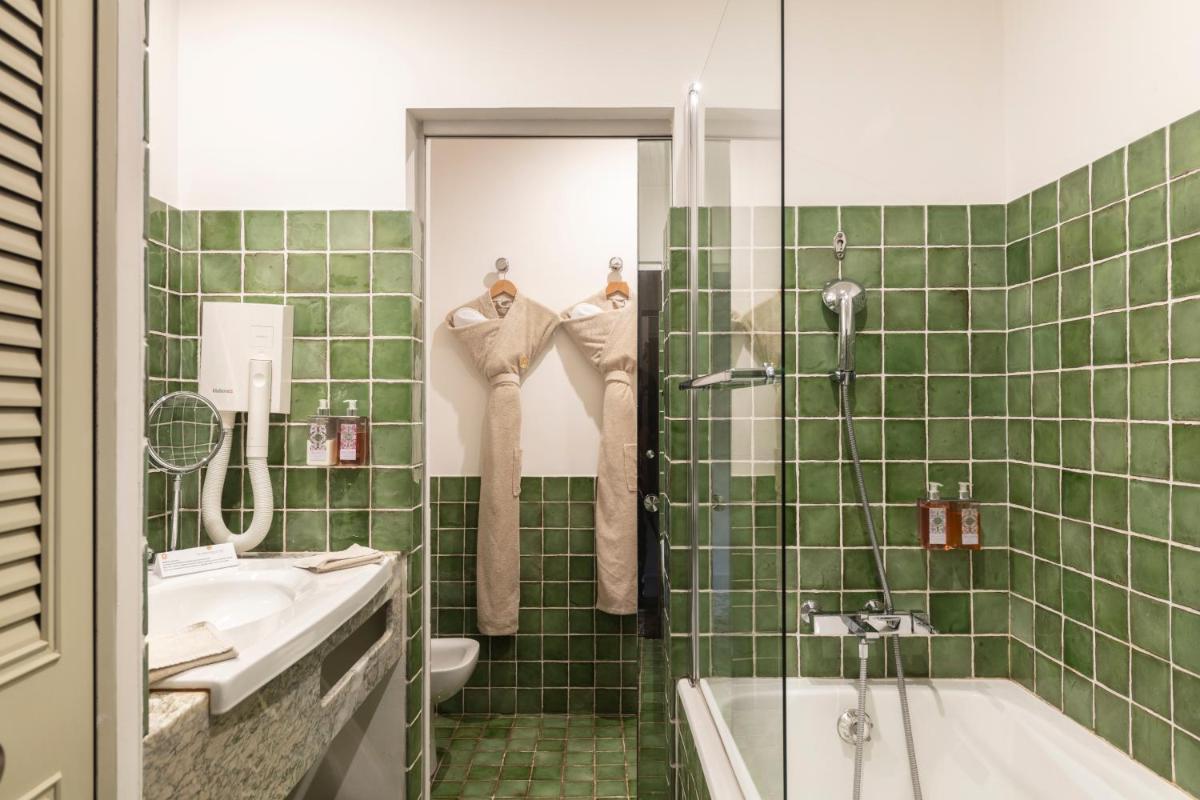 Salle de bains dans l'établissement Hôtel - Restaurant & Spa La Magdeleine - Mathias Dandine