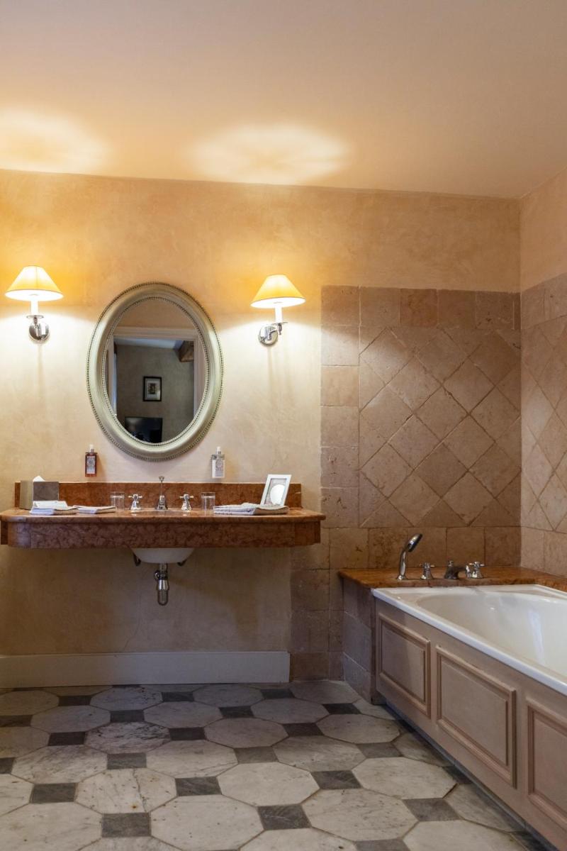 Salle de bains dans l'établissement Hôtel - Restaurant & Spa La Magdeleine - Mathias Dandine