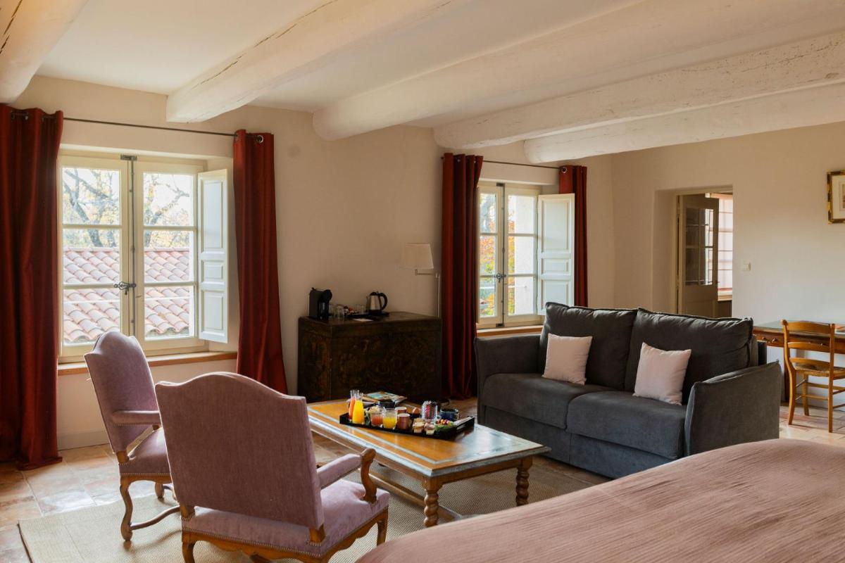 Coin salon dans l'établissement Hôtel - Restaurant & Spa La Magdeleine - Mathias Dandine