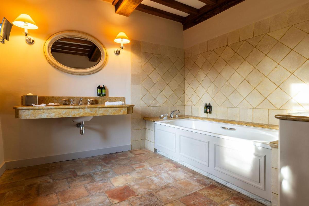 Salle de bains dans l'établissement Hôtel - Restaurant & Spa La Magdeleine - Mathias Dandine