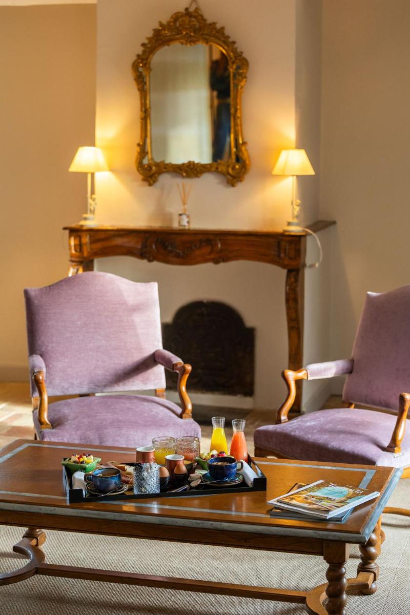 Coin salon dans l'établissement Hôtel - Restaurant & Spa La Magdeleine - Mathias Dandine