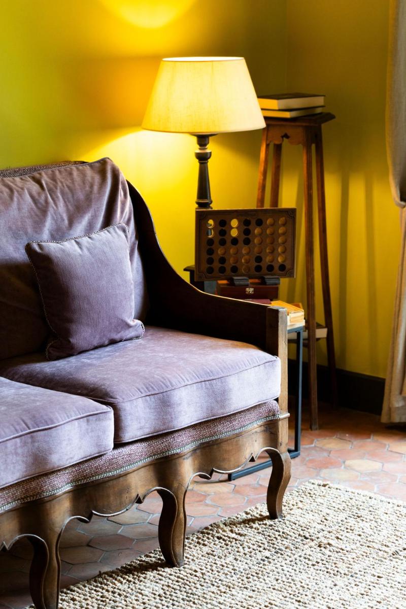 Coin salon dans l'établissement Hôtel - Restaurant & Spa La Magdeleine - Mathias Dandine